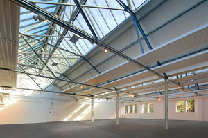  Die neuen Elemente, hier die Firstverglasung, sind mit Wärmeschutzgläsern versehen und weisen eine höhere Transparenz als zuvor auf, dadurch gelangt mehr Tageslicht in die Hallen 