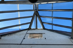  Risse und andere Undichtigkeiten in der alten Dachverglasung führten zu Wassereinbrüchen und Temperaturextremen in den Hallen 