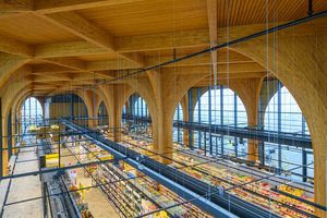  Im Rahmen des Neubaus wurden insgesamt 1150 m² Holzoberflächen mit der Holzschutzlasur „Aqua HSL-35/m“ von Remmers beschichtet – jeweils abgestimmt auf die verwendeten Holzarten 