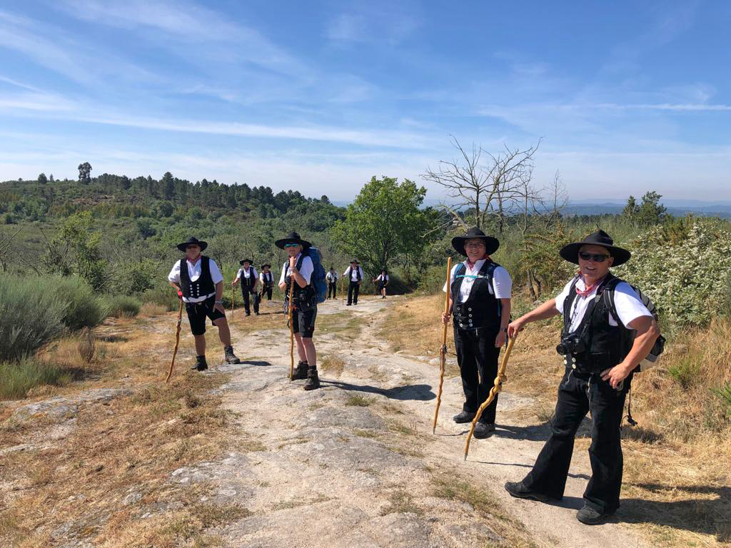 Pilgerinnen und Pilger auf dem Jakobsweg in Zunftkleidung