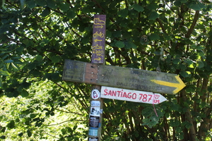  Ein Wegweiser auf dem Jakobsweg, der nach Santiago de Compostela weist 