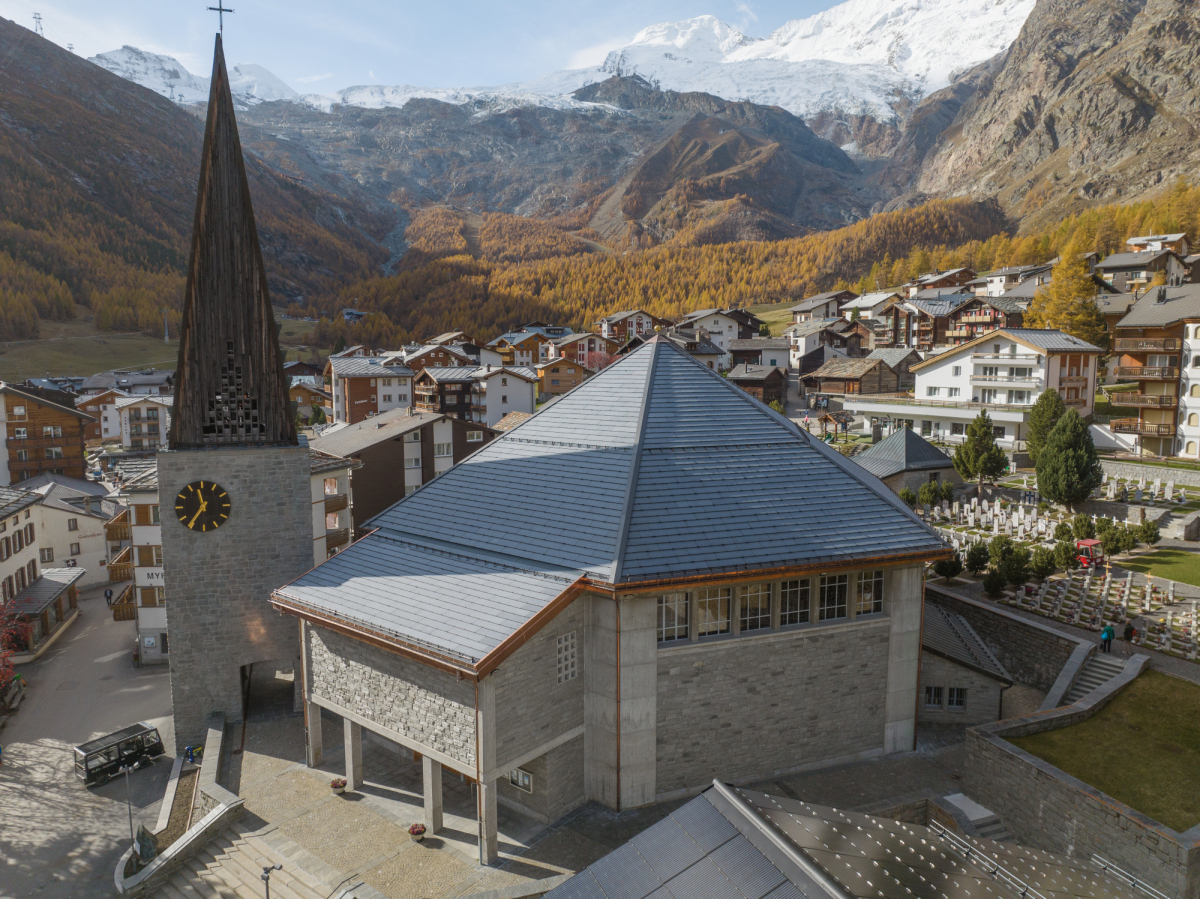 Kirche in Saas Fee mit Solardachziegeln MATCH Slate in Creek Satin Grey 