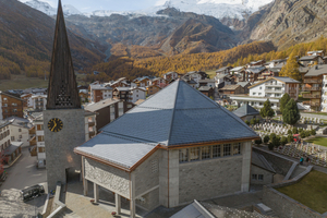  Kirche in Saas Fee mit Solardachziegeln MATCH Slate in Creek Satin Grey  