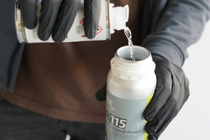  Die Härterkomponente des Primers PR115 wird mit der Stammkomponente gemischt und die Flasche gut geschüttelt 