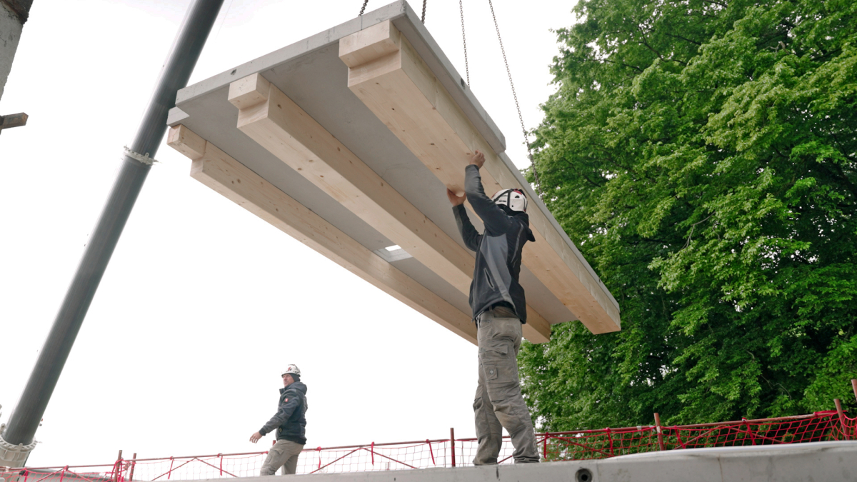 Ein HBV-Deckenelement: Unterschiedliche Dicken der Holzbalken aus der Bemessung. Variables, flexibles System. Aussparungen in der Decke für die Technische Gebäude Ausstattung (TGA)