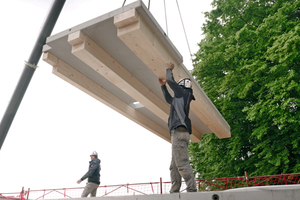  Ein HBV-Deckenelement: Unterschiedliche Dicken der Holzbalken aus der Bemessung. Variables, flexibles System. Aussparungen in der Decke für die Technische Gebäude Ausstattung (TGA) 