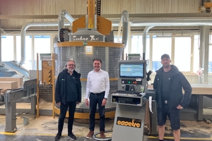  Srboljub Stancic, Geschäftsführer von FH Finnholz (links) Andreas Fiebig, Sales Manager Nordwest bei Weinig und Essetre (Mitte) und Mirko Suthe, Mitarbeiter von FH Finnholz (rechts) vor der „Techno Fast“-Abbundanlage bei FH Finnholz am 28. März 2025 