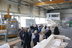  Auf dem Abbundtag bei FH Finnholz in Lienen konnten die eingeladenen Zimmerer und Holzbauunternehmer die Abbundanlage „Techno Fast“ von Essetre im Praxiseinsatz erleben 