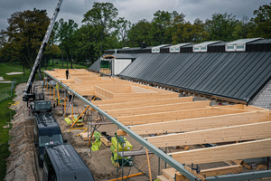  Für den Golfclub Wannsee baut die Haberland Pechstein GmbH derzeit ein Vordach in Holzbauweise, dabei kommen rund 70 m³ Holz zum Einsatz 