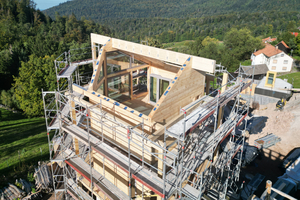  Der Neubau eines der „Deckhäuser” in der Bauphase Anfang Oktober 2023: Das Dach ist fast fertiggestellt, eine große Firstpfette ist bereits verlegt und die Fenster in der Fassade sind zum Teil schon eingebaut 