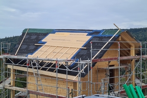  Blick auf eines der Holzhäuser in der Bauphase: Die Dachflächen wurden mit Holzfaserdämmplatten gedämmt  