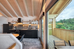  Die großen Fensterfronten in den Häusern öffnen sich zu Terrassen, die einen Ausblick über den Schwarzwald bis hin zum Rheintal bieten 