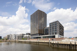  Das 19-stöckige Hochhaus „Roots“ und der dazugehörige Neubau mit sieben Geschossen (rechts im Bild) in der Hamburger Hafen-City wurden Anfang 2024 fertiggestellt 