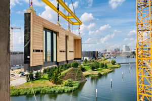 Einheben eines vorgefertigten Außenwandelements für das Holzhochhaus „Roots“ in Hamburg 