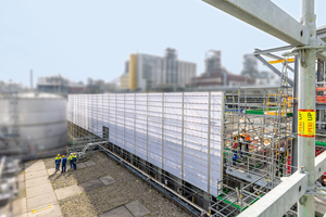  Durch die Gerüsteinhausung mit „Peri Up Cladding” wird das Team auf der Baustelle vor Wettereinflüssen geschützt, Unbefugte werden am Zutritt zur Baustelle gehindert und Passanten vor herabstürzenden Gegenständen geschützt 