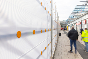  Das Einhaussungssystem „Peri Up Cladding” vereint Komfort, Sicherheit und Effizienz bei Gerüstbauprojekten durch blickdichte, aber lichtdurchlässige Paneele 