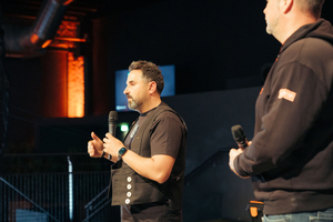  Erdal Top, Projektleiteiter und Content-Creator der „Dachkrone“, begrüßte die Gäste und führte gemeinsam mit Moderator Christoph Kepser durch das Programm 