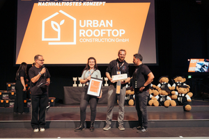  Die Firma Urban Rooftop Construction aus Berlin erzielte in der Kategorie „Nachhaltigstes Konzept“ den zweiten Platz. Domenik Reichert, Geschäftsführer (2. v. rechts) und Cindy Marczuk, Marketing- und Social-Media-Managerin, nahmen ihre Preise stellvertretend für das gesamte Team entgegen 