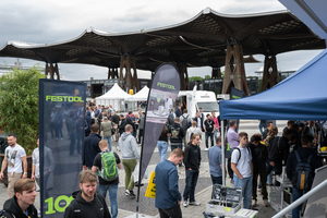   Für das neue Format „LIGNA.Truckstop“ hatten Werkzeughersteller wie Festool und Makita, aber auch der Holzwerkstoffhersteller Swiss Krono Pavillons und Showtrucks im Freigelände der Messe aufgebaut 