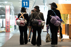  Manche Zimmerergesellinnen und -gesellen auf Wanderschaft informierten sich auf der Messe LIGNA 2025 in Hannover ebenfalls über Neuheiten. Der Fachbesucheranteil auf der Messe lag bei 93 Prozent 