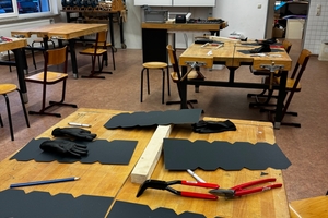 Die Aluminiumbleche für die Aktionstage stellte die Prefa GmbH zur Verfügung. Die Klempnerwerkzeuge kamen von der Firma MASC und dem Werkzeughersteller Freund  