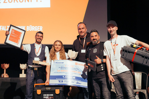  Für das Projekt „Handwerk on Tour“ wurden Fabienne Ellermeier und Marvin Bürger dieses Jahr mit dem Deutschen Dachpreis „Dachkrone“ in der Sonderkategorie ausgezeichnet 