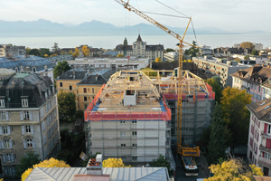  Die neue Dachkonstruktion auf dem Bestandsdach wurde in Holzbauweise erstellt 