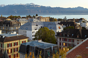  Das aufgestockte Wohnhaus in Lausanne erhielt ein zweigeschossiges Mansarddach, das gut zu den Dächern in der Umgebung passt 