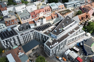  Das neue Gebäude der Bibliothek und der Bürgerdienste der Stadt Jena fügt sich passgenau zwischen den Bestandsbauten ein 