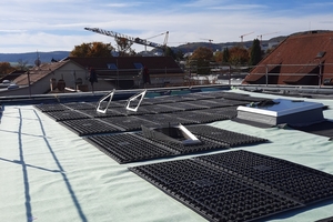  Die Solarbasisplattten wurden auf der abgedeckten Dränschicht positioniert und mit den Solargrundrahmen bestückt 