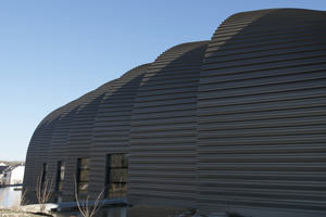  Die Außenwände der Halle wurden mit einem flexiblen Stehfalzsystem von Kalzip verkleidet 