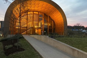  Im vorderen Bereich der neuen Halle befinden sich Büroflächen, eine Kantine, ein Restaurant und eine Eventlocation 