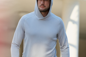  Zur Sommerkollektion „Stay Fresh“ von Snickers gehört ein Hoodie, dessen Kapuze und lange Ärmel bei Arbeiten auf der Baustelle vor der Sonne schützen 