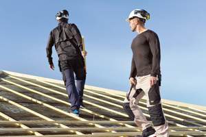  Bei Arbeiten auf dem Dach sind Handwerkerinnen und Handwerker im Frühjahr und Sommer häufig einer erhöhten Belastung durch UV-Strahlen ausgesetzt 