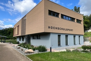  Das Obergeschoss des Hochschulsportzentrums scheint aufgrund seiner Auskragung über dem Erdgeschoss zu schweben 
