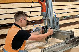 Das speziell entwickelte Heco-Setzgerät ermöglicht die maschinelle Verarbeitung der selbstbohrenden Stabdübel direkt in der Produktion 