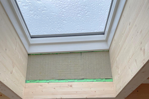  Das Innenfutter der Flachdachfenster wurde aus Dreischichtholzplatten erstellt und die Aufsatzkränze von innen mit Mineralfaserdämmplatten gedämmt 