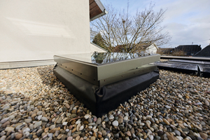  Nach dem Einbau der Dachfenster wurde die Dachfläche mit vorkonfektionierten EPDM-Bahnen abgedichtet und bekiest. Für die Einbindung der Aufsatzkränze in die Dachabdichtung verwendete man maßgefertigte EPDM-Manschetten 