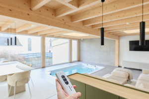  Die „Roto On Top Tronic“-Flachdachfenster lassen sich über einen Handsensor öffnen und schließen 