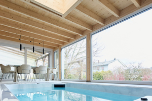  Im Dach des Wintergartens bauten die Mitarbeitenden der Zimmer &amp; Weber GmbH drei „Roto On Top Tronic“-Flachdachfenster ein, eines davon über dem Pool 