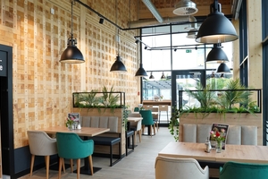  Im Café des neuen Supermarkts ist die Wandkonstruktion aus Holzbausteinen deutlich zu sehen 
