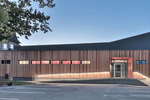  Die Fassade der neuen Sporthalle in Walldürn besteht aus einer vertikalen Verschalung, bestehend aus Holz aus dem Stadtwald 