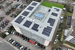  Nach dem Abschluss der Dacharbeiten wurde eine Photovoltaikanlage auf den Flachdachflächen der Schule installiert 