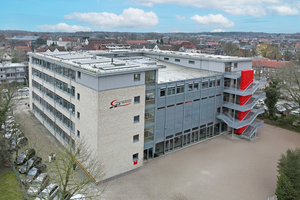  Die Justus-von-Liebig-Schule in Vechta wurde auf drei Gebäudeflügeln um jeweils ein Geschoss aufgestockt. Ein leicht geneigtes Flachdach überdeckt den früheren Innenhof der Schule 