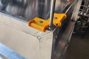  Die auf einer Europalette fixierte „Safe Box” mit umschließender Aluminiumhaube bietet Schutz vor dem Diebstahl von Materialien und Werkzeugen bei der Lagerung auf der Baustelle oder im Betrieb 