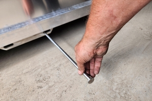  Die „Safe Box” wird mit Aluminiumbolzen gesichert 