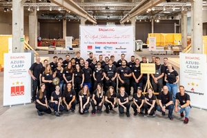  Insgesamt 35 Auszubildende im Fachhandel der Bauking GmbH aus dem zweiten Lehrjahr sowie ausgewählte Absolventinnen und Absolventen der Fachhandels-Ausbildung des Unternehmens nahmen am „10. Azubi-Camp“ im Juni 2025 in Rendsburg teil 
