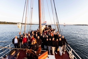  Zum Rahmenprogramm des „Azubi-Camps“ gehörten ein gemeinsames Grillen und ein vom Gastgeber ACO organisierter Segeltörn im Rahmen der Kieler Woche 