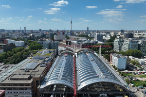  Die beiden Gleishallen erhielten eine neue Dachverkleidung aus individuell angepassten Aluminiumprofilbahnen sowie eine erneuerte Verglasung der Lichtbänder und Fassadenflächen 