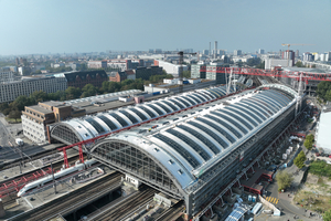  Der Berliner Ostbahnhof wird bis 2026 umfassend modernisiert. Auf den Dächern der beiden Gleishallen wurde die alte Stehfalzeindeckung durch neue Metalldachsysteme von Zambelli ersetzt 